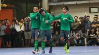 Pemain Timnas Futsal Indonesia, Lubis (tengah) merayakan golnya ke gawang Blacksteel Manokwari pada laga Uji Coba jelang AFF Championship 2017 Thailand di Tifosi Sport Center, Selasa (16/1/2016). (Bola.com/Nicklas Hanoatubun)