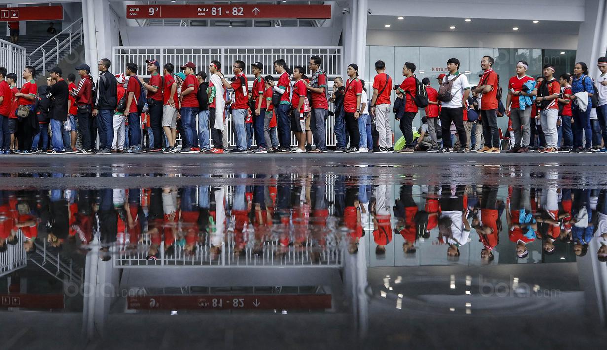 <p>Sejumlah suporter antri untuk menyaksikan laga persahabatan antara Timnas Indonesia melawan Islandia di Stadion Utama Gelora Bung Karno, Jakarta, Minggu (14/1/2018). Timnas Indonesia kalah 1-4 dari Islandia. (Bola.com/M Iqbal Ichsan)</p>