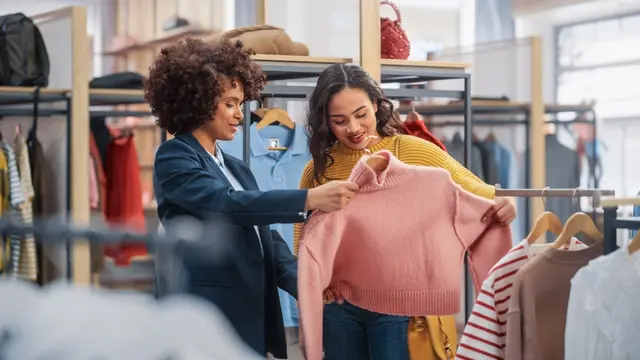 Ilustrasi wanita sedang melakukan sustainable shopping