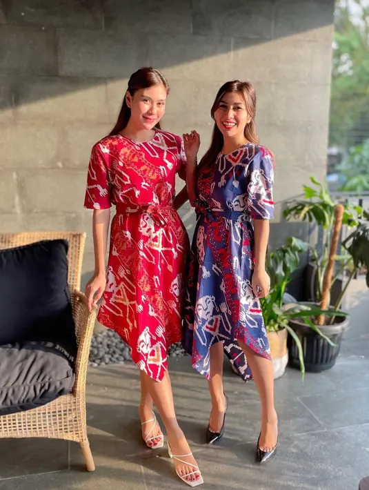 Syahnaz dan sang kakak Nisya kompak tampil anggun dalam balutan dress etnik. [Foto: IG/nissyaa].