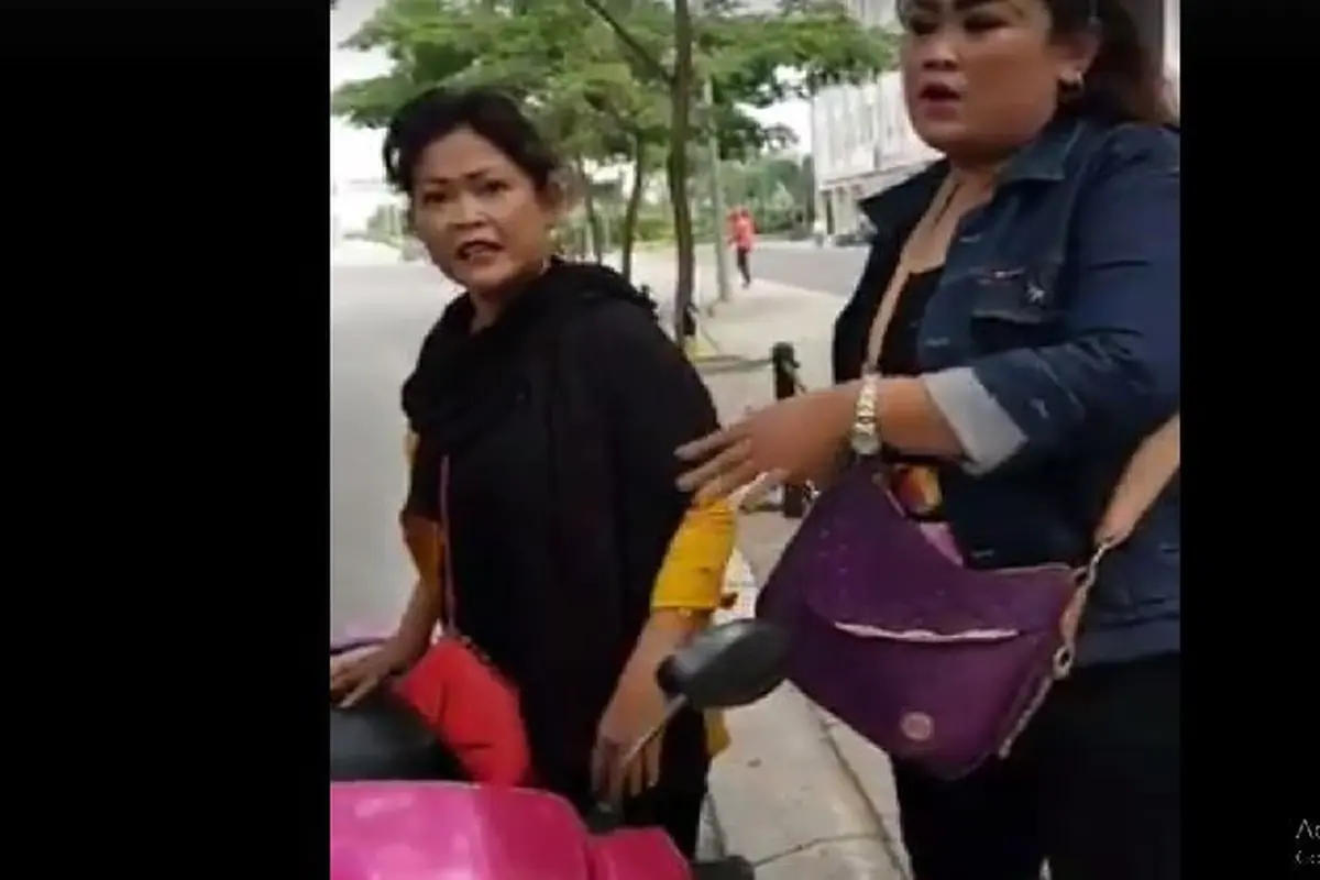 Emak-emak adu mulut di jalan (Istimewa)