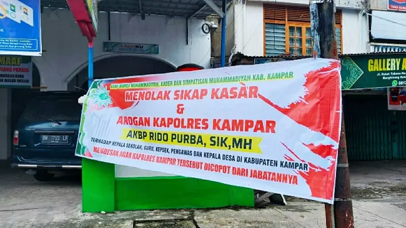 Spanduk berisi desakan Kapolres Kampar dicopot karena dinilai arogan terhadap guru dan kepala desa di Kabupaten Kampar.