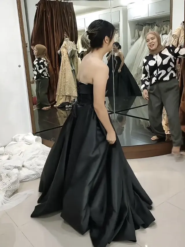 Leony Trio Kwek Kwek kenakan gaun hitam, credit: @luvewedding