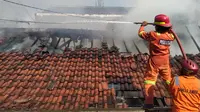 Berada di Permukiman Padat Padat Penduduk, Pemadaman Pabrik Kerupuk di Jember Berlangsung Dramatis