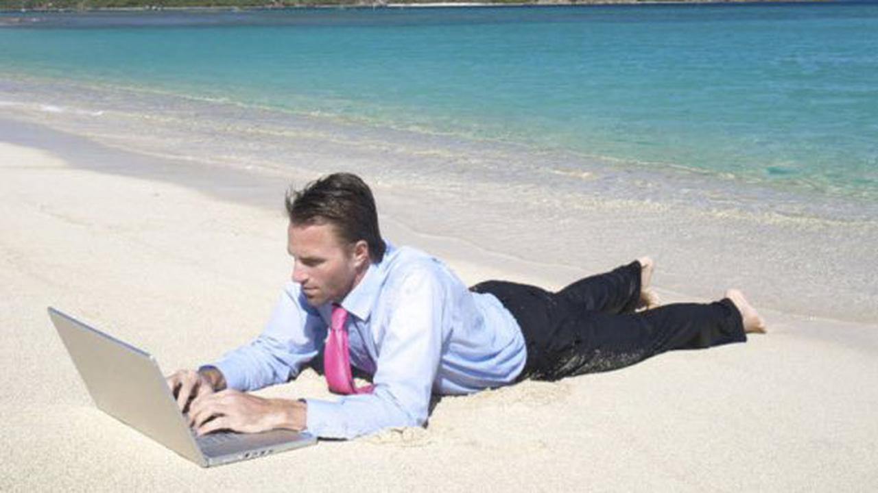 Pegawai bekerja saat berlibur