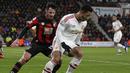 Gelandang serang MU, Memphis Depay, berusaha melewati hadangan bek Bournemouth, Adam Smith, pada laga Liga Premier Inggris di Stadion Vitality, Inggris, Sabtu (12/12/2015). (AFP/Ian Kington)
