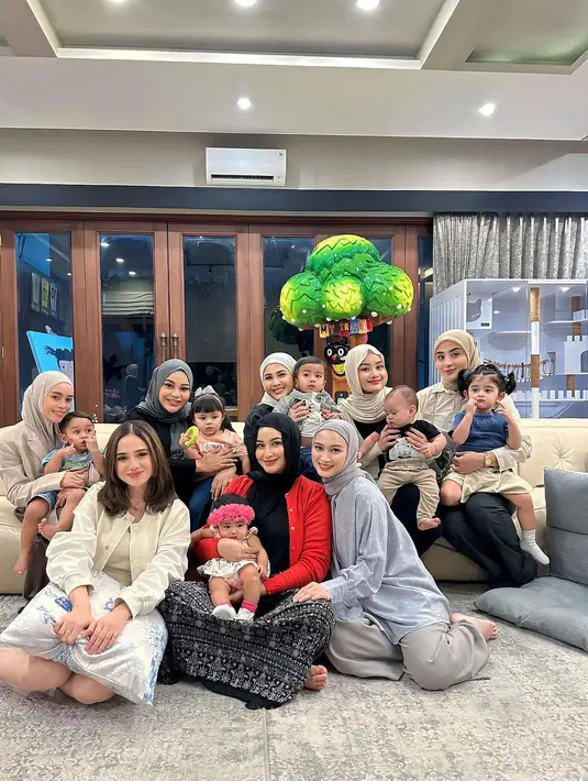 Kehadiran anak-anak selebriti ini menjadi tambah meriah karena masih lucu-lucu dan menggemaskan. [instagram/aurelie.hermansyah/kesharatuliu05]
