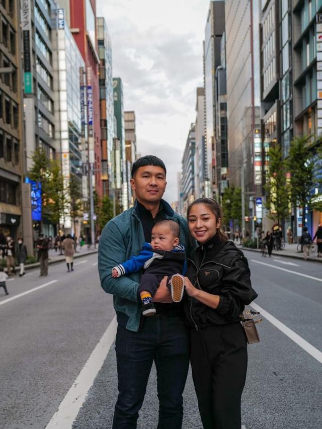 6 Gaya Nikita Willy dan Indra Priawan Liburan di Jepang, Tetap Stylish Sambil Momong Baby Izz