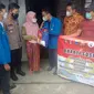 Polres Cilegon Bersama Mahasiswa Bagikan Sembako Ke Warga Terdampak Covid-19. (Kamis, 22/07/2021).