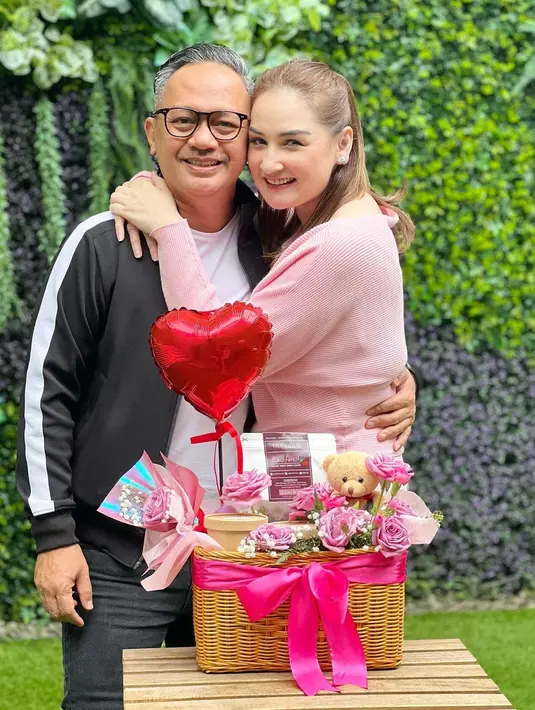 Melesat lebih jauh ke angka 20 tahun pernikahan. Ada Mona Ratuliu dan Indra Brasco yang tampil dengan nuansa black dan pink saat Valentine.