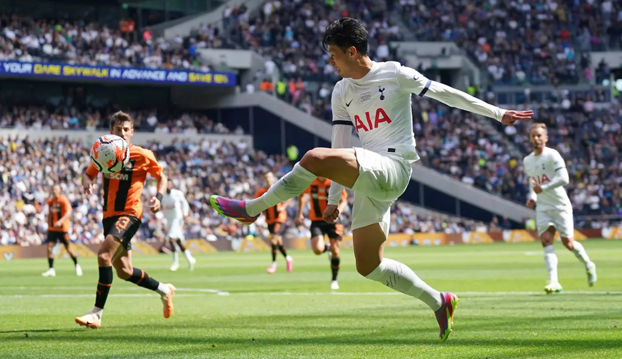 Pada menit ke-55, Harry Kane menorehkan hat-trick di laga ini. Ia membobol gawang Shakhtar usai menerima sodoran bola dari Dejan Kulusevski. (Yui Mok/PA via AP)