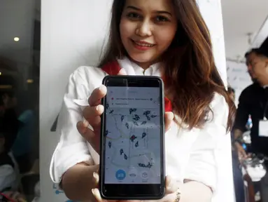 Model menunjukkan aplikasi mobile Anterin.id saat peluncuran di Jakarta, Kamis (16/8). Anterin.id merupakan aplikasi lokal untuk transportasi dan pengiriman atau pengantaran barang dengan tarif bisa dinego. (Merdeka.com/Iqbal Nugroho)