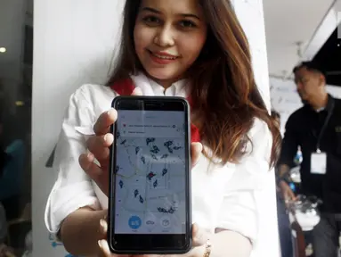 Model menunjukkan aplikasi mobile Anterin.id saat peluncuran di Jakarta, Kamis (16/8). Anterin.id merupakan aplikasi lokal untuk transportasi dan pengiriman atau pengantaran barang dengan tarif bisa dinego. (Merdeka.com/Iqbal Nugroho)