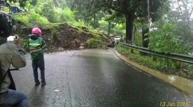 Hujan deras di wilayah Cianjur menyebabkan longsor di jalur Puncak Desa Cibeureum, Cianjur, Rabu (13/1/2016). Akibat longsor tersebut kendaraan yang akan menuju Cianjur atau Bandung dialihkan melalui Sukabumi atau Jonggol (Twitter/@Rikzamaulana)