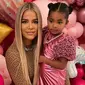 Khloe Kardashian dan putrinya, True Thompson. (Tangkapan Layar Instagram/khloekardashian)