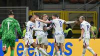 Raihan ini mengakhiri penantian Norwegia selama 28 tahun untuk kembali berlaga pada ajang sebesar Piala Dunia. Tampak dalam foto, kapten Timnas Norwegia, Erling Braut Haaland merayakan gol kedua timnya bersama rekan-rekannya selama pertandingan kualifikasi Piala Dunia 2026 zona Eropa melawan Italia di Stadion San Siro, Milan, pada 16 November 2025. (Stefano RELLANDINI/AFP)