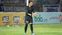 Kiper Persib, I Made Wirawan, melakukan pemanasan jelang laga Torabika Soccer Championship 2016 melawan Sriwijaya FC di Stadion Si Jalak Harupat, Bandung, Sabtu (30/4/2016). (Bola.com/Vitalis Yogi Trisna)