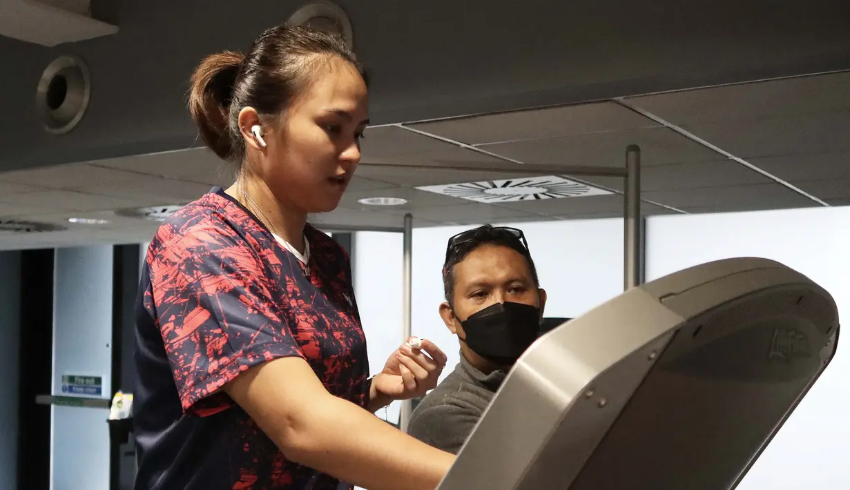 Pebulutangkis ganda Campuran Indonesia, Melati Daeva Oktavianti berlatih ringan di gym Hotel Crowne Plaza Birmingham City Centre, Inggris, Senin (15/3/2021) menjelang berlangsungnya Turnamen All England 2021. (Dok. PBSI)