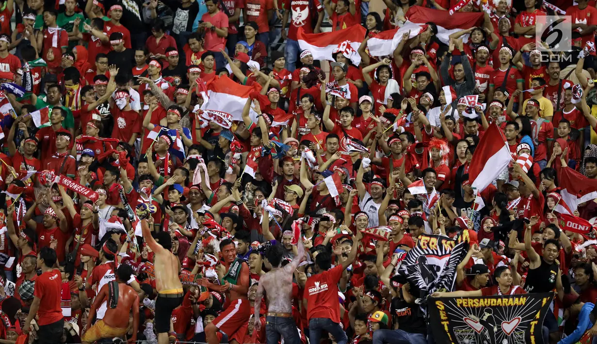 Suporter memberi dukungan kepada timnas Indonesia U-22 saat laga penyisihan Grup B melawan Timnas Vietnam U-22 di Stadion Selayang, Selangor, Selasa (22/8). Indonesia bermain imbang melawan Vietnam dengan skor 0-0. (Liputan6.com/Faizal Fanani)