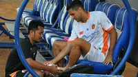 Gelandang serang Perseru, Mazinho Santos, cedera melawan Arema pada laga uji coba di Stadion Kanjuruhan, Malang, Sabtu (1/9/2018). (Bola.com/Iwan Setiawan)