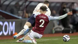Pemain Aston Villa Matty Cash melanggar pemain Manchester City Phil Foden dari belakang pada pertandingan Liga Inggris di Villa Park Stadium, Birmingham, Inggris, Rabu (21/4/2021). Manchester City menang 2-1. (Carl Recine/Pool via AP)