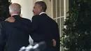 Presiden AS Barack Obama didampingi Wapres AS, Joe Biden berjalan usai meberikan pidato kemenangan capres dari Partai Republik, Donald Trump di Pilpres AS di Gedung Putih, Washington, DC (9/11).  (AFP PHOTO/Nicholas Kamm)