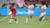 Pemain Timnas Indonesia, Sandy Walsh (kiri) mengumpan bola di depan dua pemain Irak, Bashar Resan (tengah) dan Ahmed Yahya pada laga Grup F putaran kedua Kualifikasi Piala Dunia 2026 zona Asia di Stadion Utama Gelora Bung Karno (SUGBK), Senayan, Jakarta, Kamis (6/6/2024). (Bola.com/Abdul Aziz)