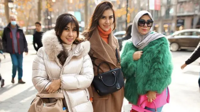 Gaya Fashion Mama Amy Qanita, Nisya, dan Syahnaz saat Liburan Akhir Tahun di Spanyol