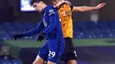 Pemain Wolverhampton Wanderers Kai Havertz (kiri) berebut bola dengan pemain Chelsea pada pertandingan Liga Inggris di Stamford Bridge Stadium, London, Inggris, Rabu (27/1/2021). Pertandingan berakhir dengan skor 0-0. (Neil Hall/Pool via AP)
