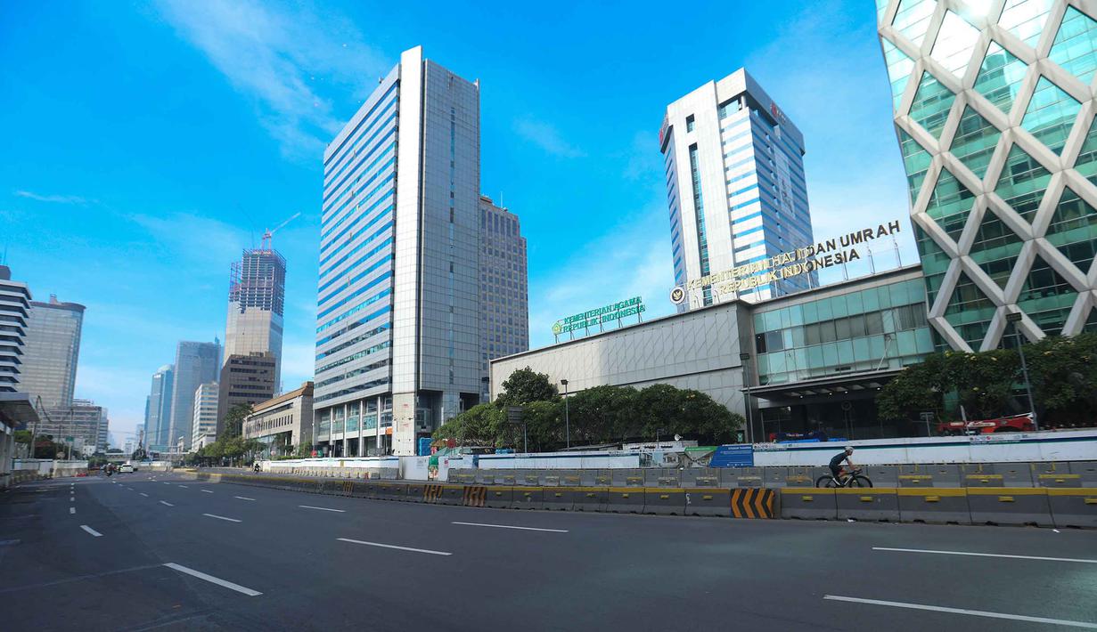 Fenomena ini seiring dengan pergerakan masyarakat yang meninggalkan ibu kota untuk kembali ke kampung halaman untuk merayakan Idul Fitri bersama keluarga. Tampak dalam foto, suasana salah satu ruas jalan di Jakarta, Kamis (19/3/2026) pagi. (Kapanlagi.com/Budy Santoso)