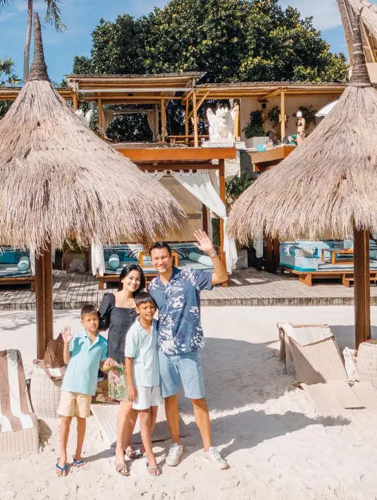 Gaya kompak keluarga Titi Kamal dan Christian Sugiono kenakan beachwear kala liburan di Bali. [@titi_kamall].