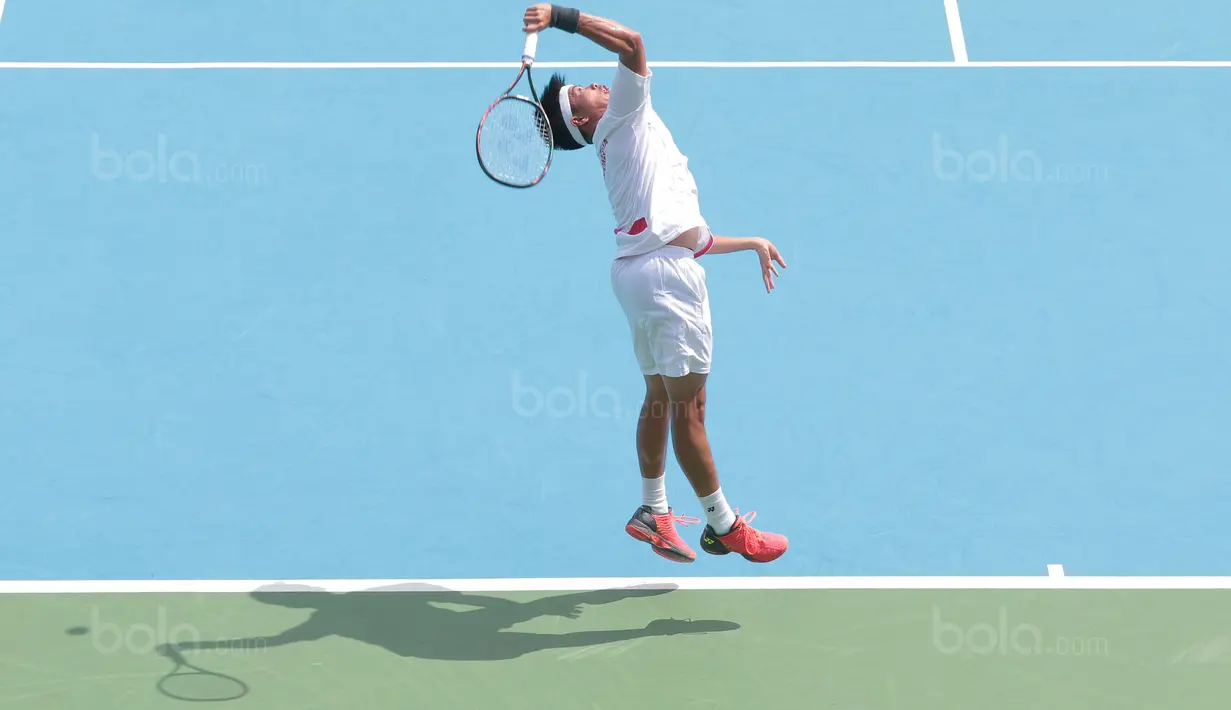 Aksi David Agung Susanto melakukan servis ke petenis Filipina pada Piala Davis 2018 grup dua Asia/Oceania di Senayan, Jakarta, Sabtu (3/2/2018). David menang 6-2, 7-5. (Bola.com/Nick Hanoatubun)