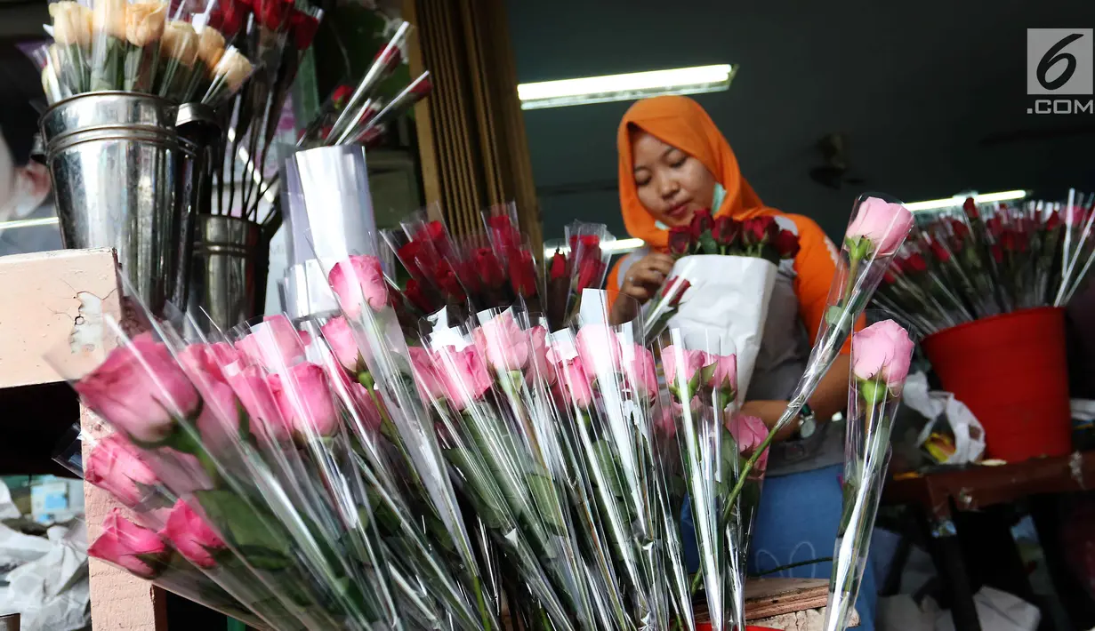 Pedagang merapikan bunga mawar yang dijual di kawasan Tangerang, Banten, Selasa (13/2). Jelang Valentine atau Hari Kasih Sayang, para pedagang bunga mawar mulai kebanjiran pesanan. (Liputan6.com/Angga Yuniar)