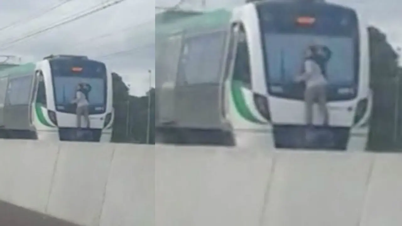 Pemuda nekat naik kereta dengan mencengkeram wiper. (Screen Grab)