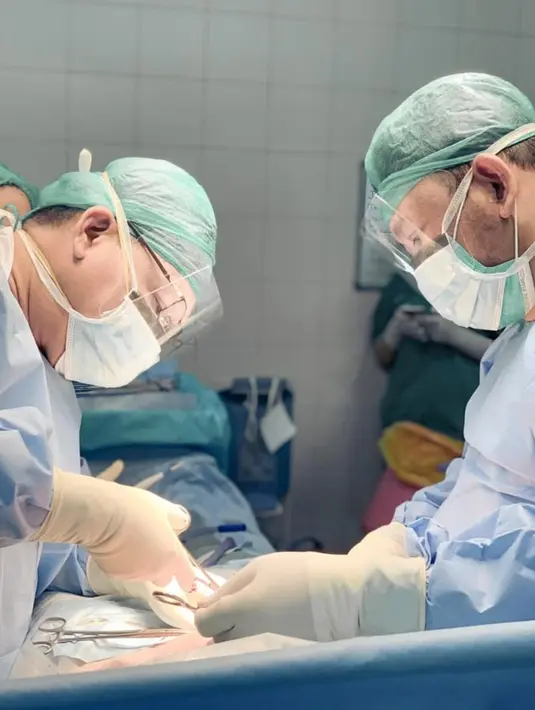 Alasan ingin mengurus sang anak sendiri adalah agar mereka berdua lebih mengetahui perkembangan buah hatinya sejak kecil. Jika memang ia memerlukan bantuan, Randy mengatakan bahwa ada sang mama yang lebih berpengalaman dan bisa membantunya. (Instagram/randpunk)