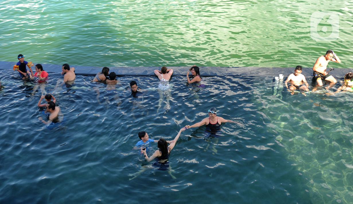 <p>Sejumlah wisatawan berendam di kolam air panas yang terletak di pinggir Danau Batur, Kintamani, Bangli, Bali, Rabu (04/03/20222). Kunjungan wisatawan domestik (Wisdom) ke Pulau Bali saat libur Lebaran 2022 terus meningkat. Per hari kedatangan wisdom rata-rata 40 ribu, dibandingkan sebelum lebaran berkisar 20 ribu per hari. (merdeka.com/Arie Basuki)</p>