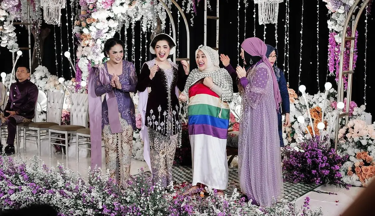 Acara mitoni yang digelar mewah itu dihadiri oleh tiga keluarga besar. Yaitu, Keluarga Anang Hermansyah, Raul Lemos dan Halilintar.  Mereka keluarga besar mengenakan kebaya dan beskap warna ungu. Sedangkan Atta dan Aurel mengenakan warna coklat. [Instagram/attahalilintar]