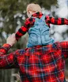 Peran ayah dalam attachment parenting membangun kedekatan, rasa aman, dan ikatan kuat sejak awal kehidupan anak. (Foto: Priscilla Du Preez/Unsplash)