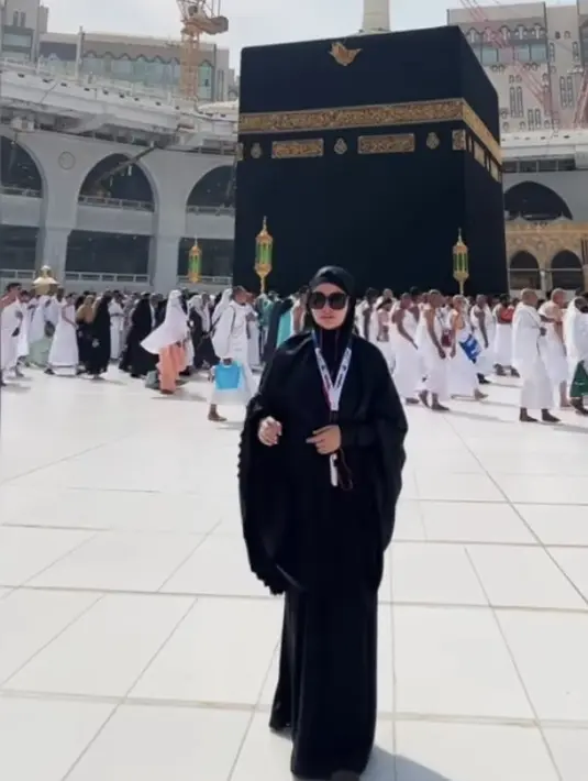 <p>Berfoto di depan Ka&rsquo;bah, Mawar mengenakan pakaian serba hitam tertutup. Ia juga mengenakan kacamata hitamnya.&nbsp;&nbsp;@mysamawar</p>