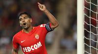 6. Radamel Falcao (AS Monaco) - Gagal di Liga Inggris, bomber asal Kolombia ini kembali ke Monaco dan langsung meraih sukses. Musim lalu sang kapten berhasil membawa klubnya juara Ligue 1 dengan memberikan sumbangsih 21 gol. (AFP/Valery Hache)
