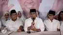 Calon gubernur Anies Baswedan (tengah) memberikan keterangan di DPP Gerindra, Jakarta, Rabu (15/2). Ketua Umum Partai Gerindra Prabowo Subianto menyampaikan terima kasih untuk rakyat Jakarta. (Liputan6.com/Faizal Fanani)