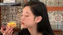 Wajah imut Soyeon saat baru bangun tidur sambil menyantap camilan. Penyanyi juga aktris tersebut sudah menjalin hubungan dengan Yu-Min selama kurang lebih tiga tahun lamanya. (Instagram/@melodysoyani)