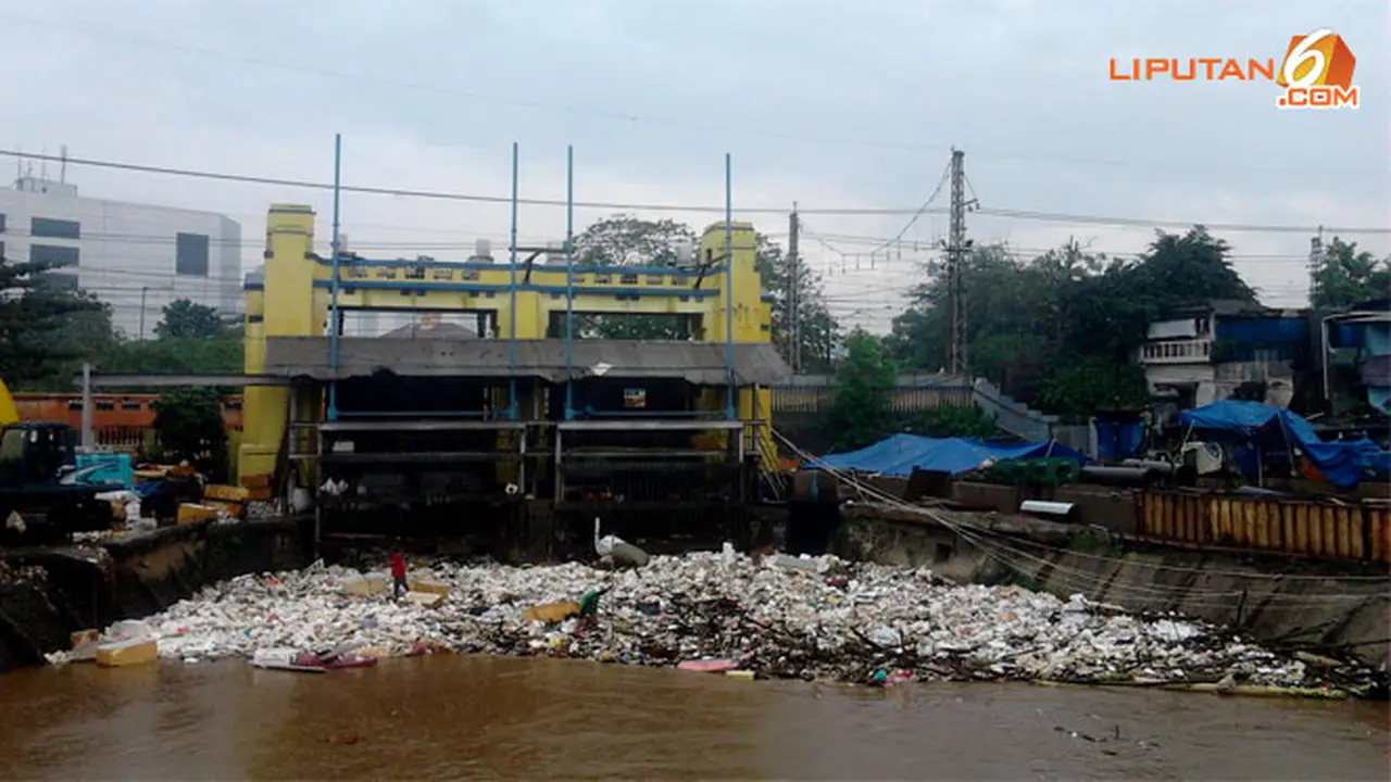 pintu-air-manggarai-130722b.jpg
