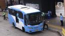Bus Transjakarta terlihat di kawasan Stasiun Tanah Abang, Jakarta, Kamis (7/1/2021). Pemerintah melakukan pembatasan kapasitas dan operasional transportasi umum seiring diterapkannya kebijakan Pembatasan Kegiatan Masyarakat (PKM) pada 11-25 Januari 2021 di Jawa dan Bali. (Liputan6.com/Angga Yuniar)