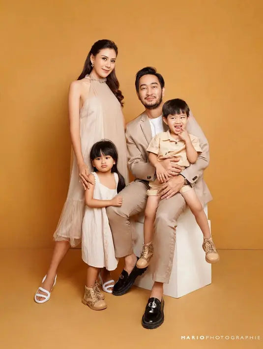 Berganti look, pasangan ini pilih gaya yang lebih kasual dengan nuansa earthtone bersama anak kemba mereka [@syahnazs]