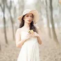 ilustrasi perempuan cantik memegang bunga/fuyu liu/Shutterstock