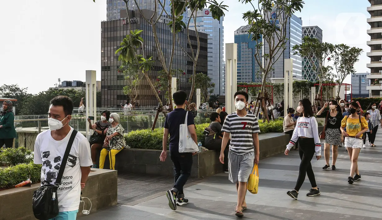 <p>Warga memanfaatkan waktu berlibur lebaran dengan mengunjungi Sarinah Jakarta, Jumat (6/5/2022). Warga Jakarta dan sekitarnya mengisi libur Idul Fitri 1443 H untuk berjalan jalan dan berekreasi bersama keluarga ke Mall dan tempat-tempat wisata di Ibu Kota. (Liputan6.com/Johan Tallo)</p>