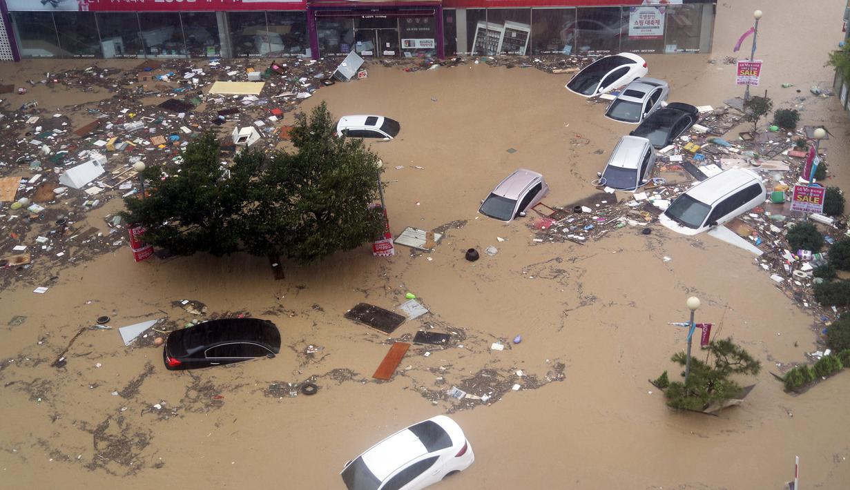 Sejumlah mobil terendam banjir yang disebabkan oleh angin topan Chaba di Ulsan, Korea Selatan, 5 Oktober 2016. Aktivitas transportasi, sekolah, pabrik dan pelabuhan dihentikan akibat topan ini. (REUTERS/Kim Yong-tae / Yonhap)