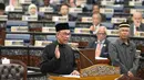 Ketua Partai Keadilan Rakyat Malaysia, Anwar Ibrahim mengucapkan sumpah jabatan dalam upacara pelantikan di Gedung Parlemen, Kuala Lumpur, Senin (15/10). Anwar Ibrahim dilantik sebagai anggota parlemen setelah memenangkan pemilu sela. (MOHD RASFAN/AFP)