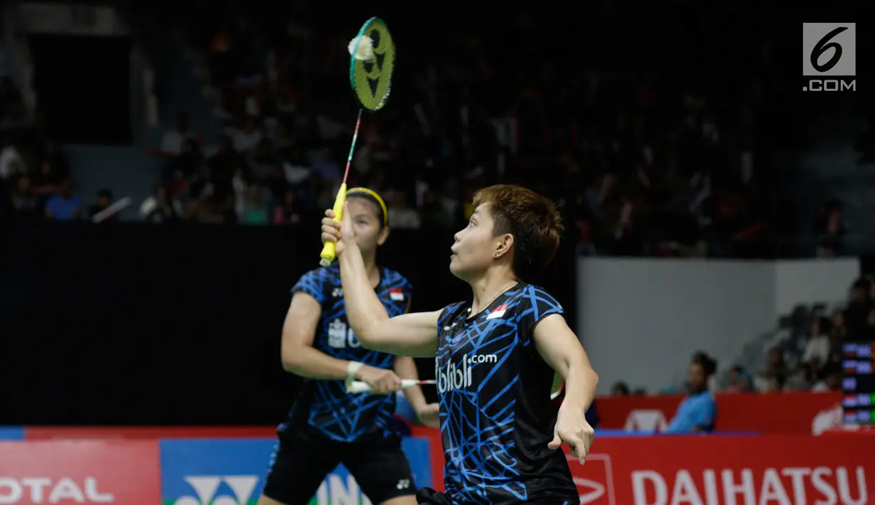 Pasangan Indonesia Greysia Polii/Apriyani Rahayu saat melawan wakil Bulgaria Gabriela Stoeva/Stefani Stoeva pada laga Indonesia Masters 2019 di Istora Senayan, Jakarta, Rabu (23/1). Pasangan Indonesia menang 22-20, 21-15. (Bola.com/M Iqbal Ichsan)